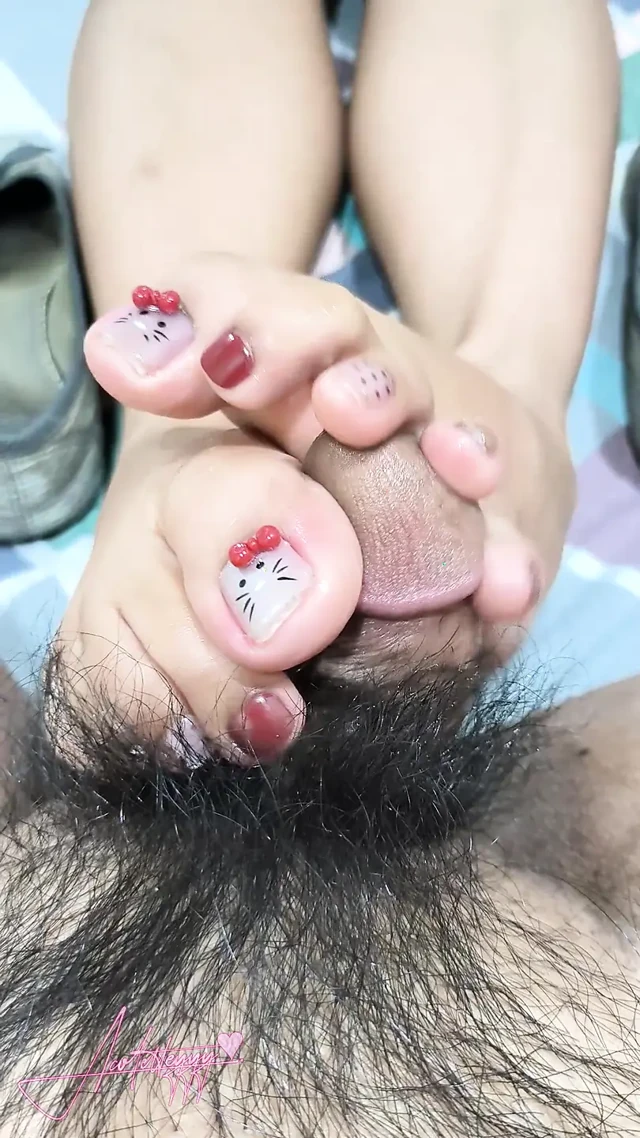 Acoletteyyy'nin dollshoes'tan taze bared ayakları yarak kafasını o kadar gıdıklıyor ki boşalmasından sonra onu sertçe boşalttı