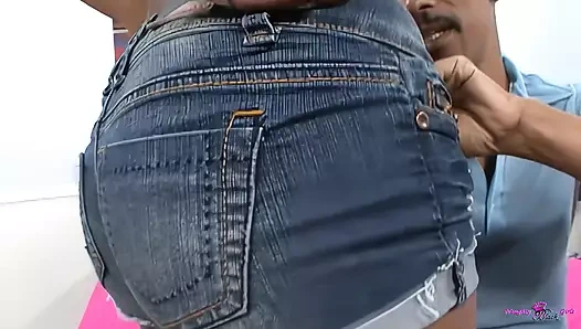 Çantayı almak için esmer önce ıslak amcığıyla büyük zenci yarağını memnun etmeli