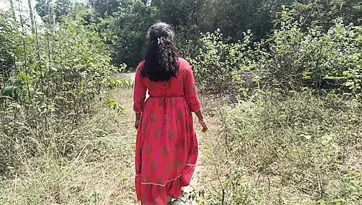 Ormanda ateşli kremsi amcık açık havada