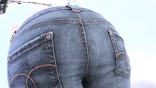 Seksi siyah çoraplı ateşli ve tombul büyük götlü esmer amını parmaklıyor ve dildoyla oynuyor