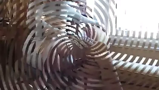 Beyaz deri eldiven giyen kadınlar