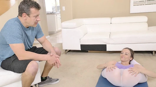 Oğulları esnek yoga kız arkadaşı üvey babasını sikiyor