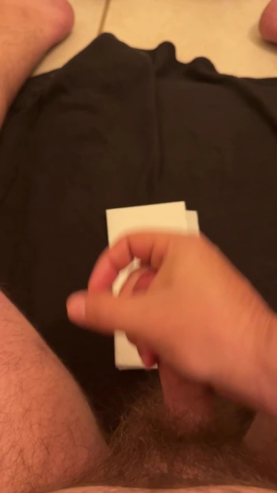 Пытаю порцию спермы на салфетки