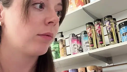 Seks videosu! Yeni bir oyuncak için benimle alışveriş yapın, sonra onu kullanmamı izleyin!