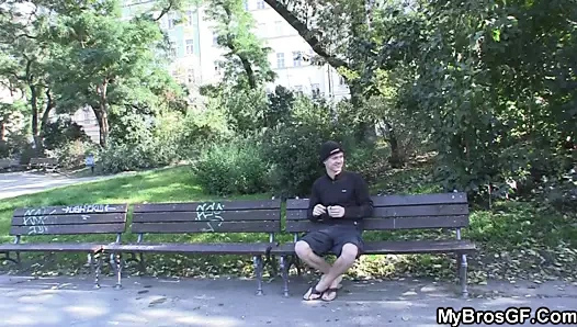 Aldatan kız arkadaşını ve başka bir adamı sikişirken yakaladı