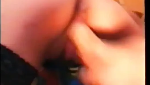 Ateşli iki erkek bir kadın biseksüel üçlü grup seks yaptıktan sonra adam ve sürtük götüne dildo alıyor