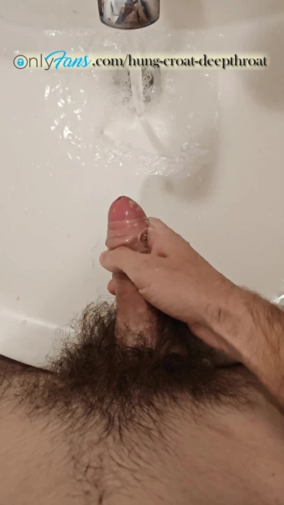 Kıllı sünnetsiz yarak lavaboya boşalıyor