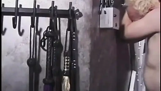 Sarışın adam götünü sert siktiriyor