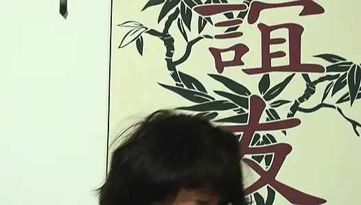 Edepsiz Alman kaltak iki azgın adam tarafından sikiliyor