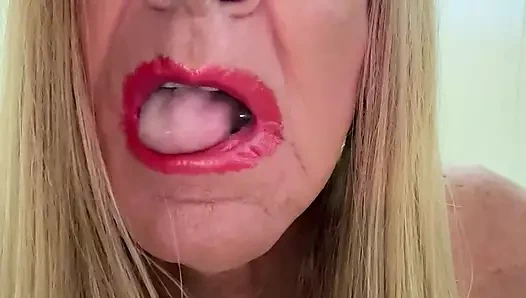 Sarışın sürtük seksi hareket ediyor