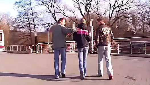 İspanya'da tatilde sikiş! Her istekli orta yaşlı seksi kadını sikiyor