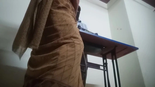 Telugu teyze komşu terzi adamla sikişiyor edepsizce Telugu sikiciler hakkında konuşuyor