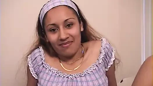 Latin kadın sikilip boşalmadan önce kıllı amcığıyla oynuyor