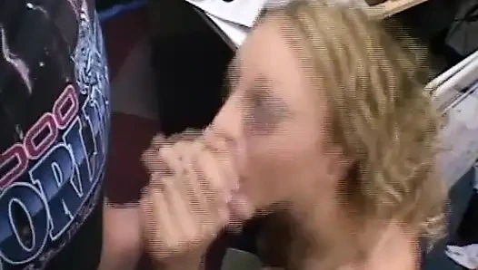 Sarışın hatun büyük yarağı gırtlağına kadar alıyor ve patlamaya yol açıyor