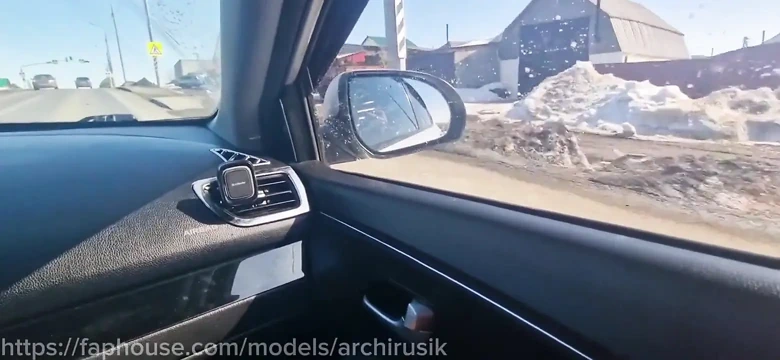 Yolda bir amcık buldular ve sert siktiler, kullanılmış bir sürtük dölle kaplı