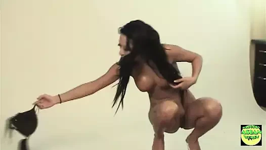 Güzel ve sıska Asyalı esmer bayanla tahrik edici fotoğraf çekimi