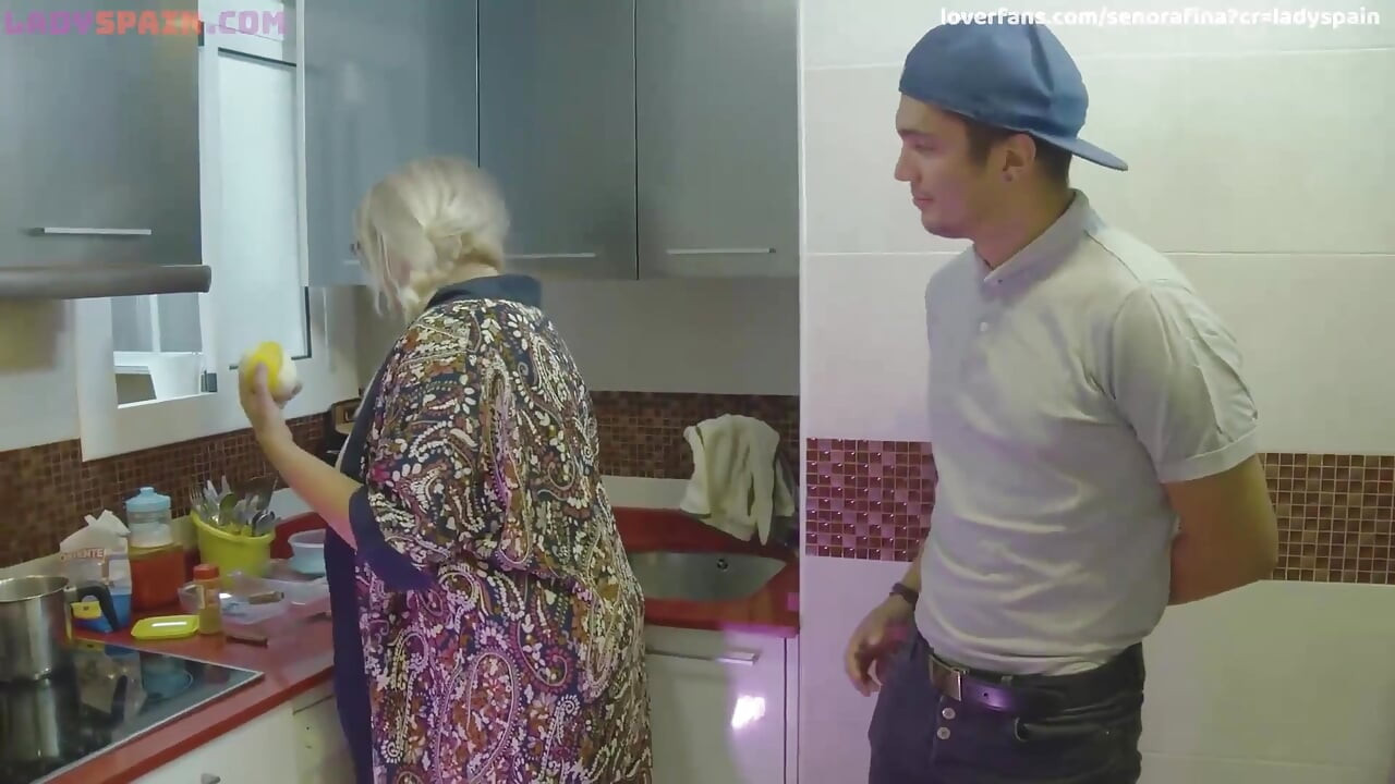 Büyük memeli olgun kadın yıldız tarifini pişiriyor