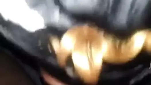 Siyah iri güzel kadın yarak emiyor