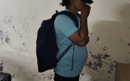 Kolaj kız sigara içerken yakalandı, seks yapmak ve serbest bırakıldı