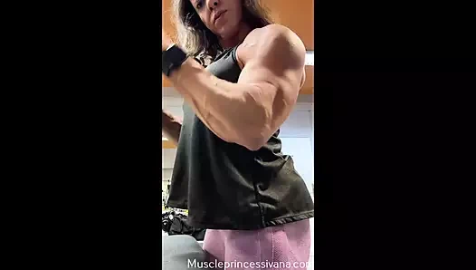 Kaslı fiziğim seninkine bastırılmışken birbirimizin vücutlarını keşfetme düşüncesi