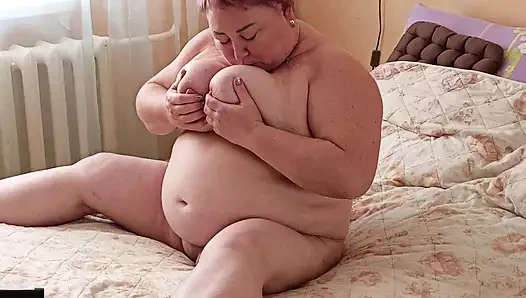 Kız arkadaş yatakta çıplak mastürbasyon yapıyor