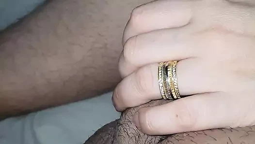 Sürtük üvey anne üvey oğlunun sikini yatakta mastürbasyon yapıyor