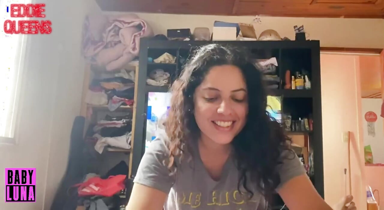 Puta Arjantinli babyluna939 yarağımı emiyor ve sütüm bitene kadar göğüslerimle bana elle muamele çekiyor ve