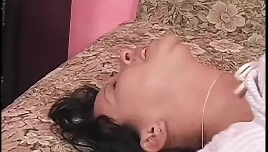 İki adam ve bir esmer arasında üç yollu biseksüel sandviç