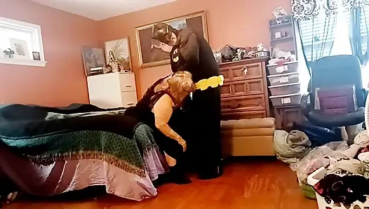 Yarasa kız (hemşire Vicki) yarasa adama sakso çekiyor!