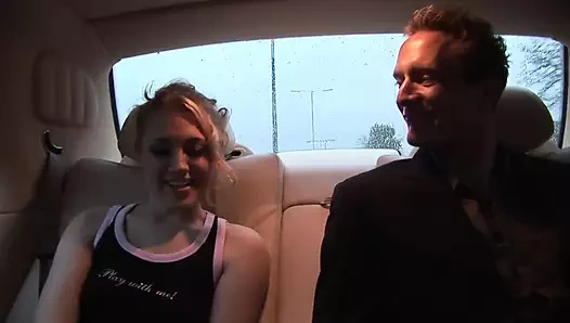 Yaramaz genç ve orta yaşlı seksi kadın maceracı oluyor ve dörtlü seks yapıyor