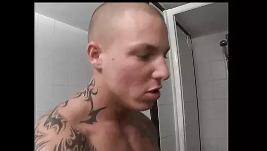 Kızıl saçlı kadın banyoda sert yarakla sert sikiliyor