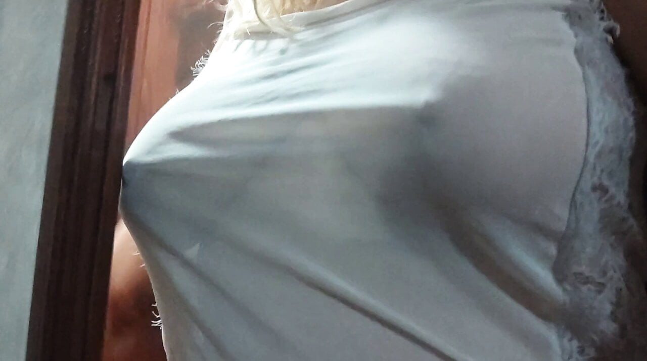 Beyaz iç çamaşırlarıyla otel tuvaletine işemek