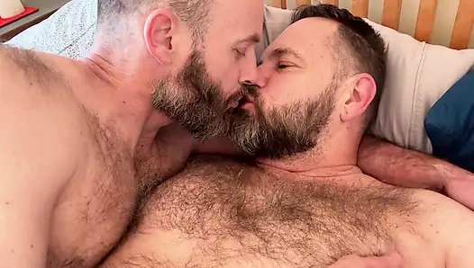 İki baba kürkünü kucaklıyor ve ovuyor