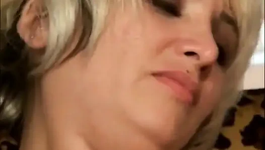 İki orta yaşlı seksi kadın birbirlerinin amını yalamak istiyor