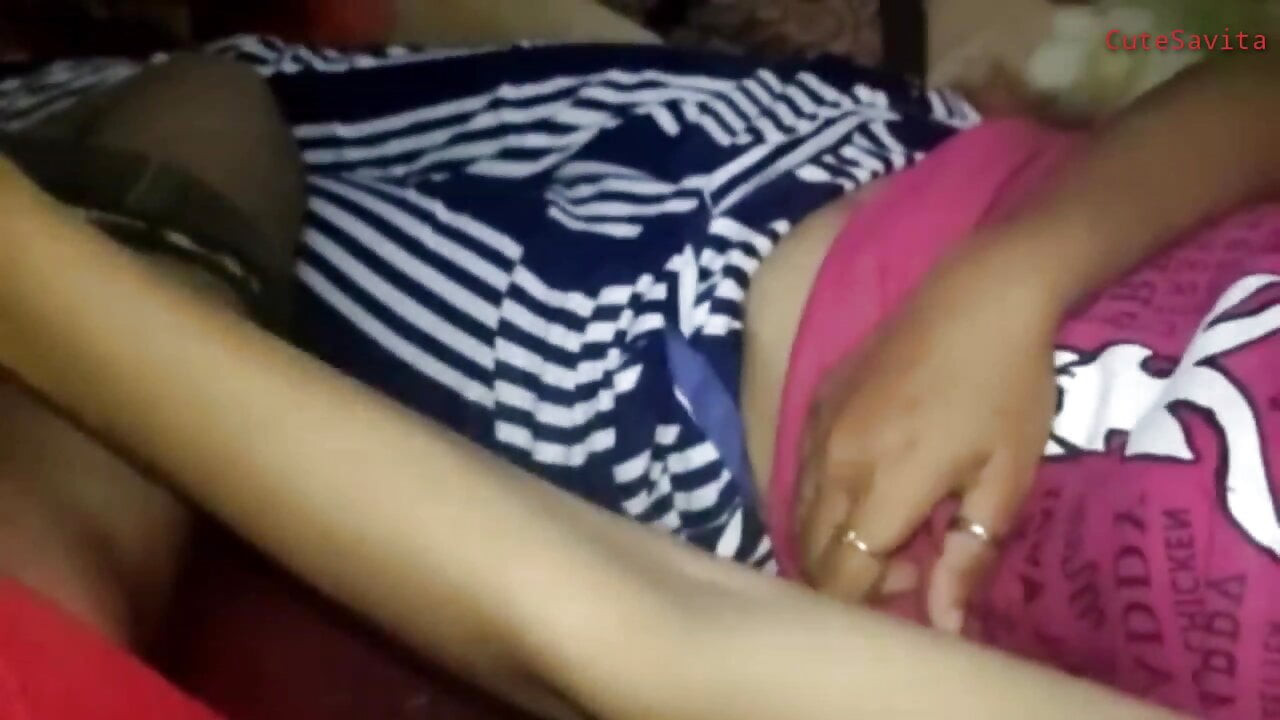 Genç kız arkadaşı güzel elleriyle benim horoz mastürbasyon yapıyor ve ben onun göğüslerini okşuyorum