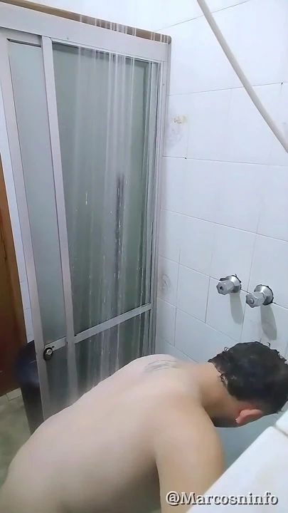 Adam duşta yakalanıyor
