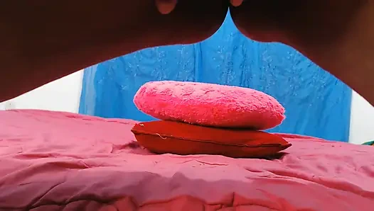 Celui montré avec une chatte profonde