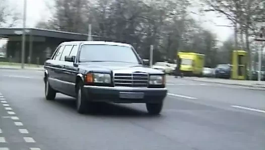 İri göğüslü ve azgın Alman orta yaşlı seksi kadın yuvarlak göğüslerini arabada kapatıyor