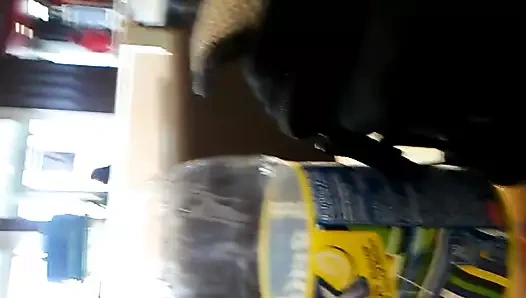 Büyük ganimet kız mcdonalds'ta biraz içki alıyor