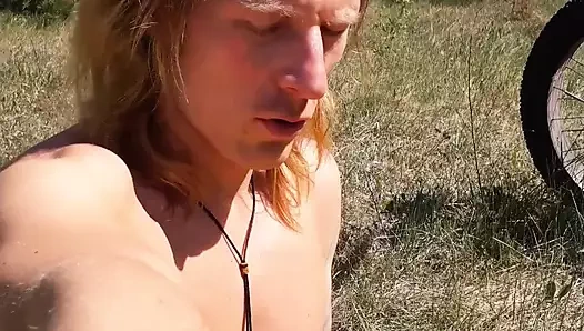 Ateşli bir yaz gününde kendini emiyor ve mastürbasyon yapıyor