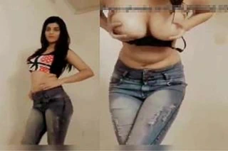 Özel- sıcak desi kız göğüslerini gösteren...