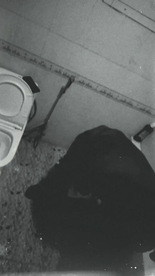 Üvey oğlumun banyoda yaptığı her şeyi kamerada gördüm.