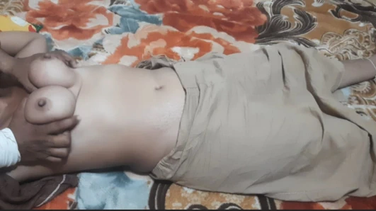 Komşumun baldızın sarisini çıkardım ve tüm vücuduna yağla masaj yaptım ve onu seks yapmaya ikna ettim