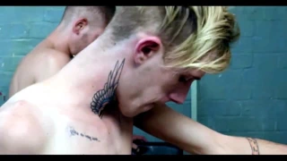 Eyersiz twink fourway biter ile sıcak yüz bakımı