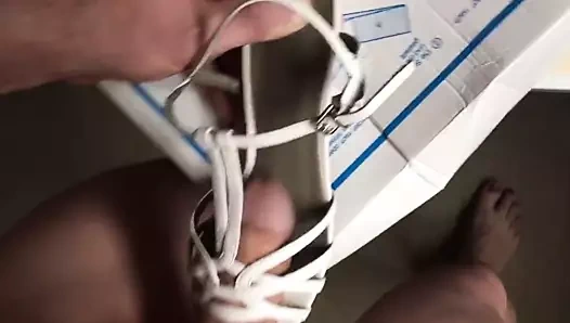 Ich ficke wieder nackig die Sandaletten meiner Kollegin