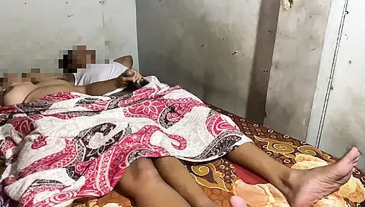 Bir kadının penisi ağzını kapalı tutmak istiyor.