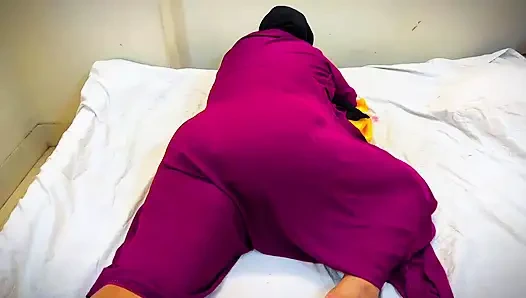 Lübnanlı ateşli hizmetçi yatağımı dinlendiriyor ve büyük götünü kabarık götlü görüyorum ve mastürbasyona başlıyorum