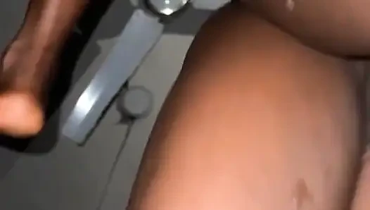 Akışkan amcık sonsuz yarak yakıtını kovalıyor