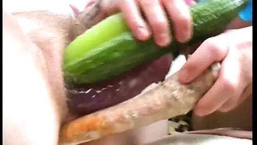 Brunette steckt viele Dildos in Ihre Fotze