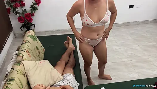 18 yaşında ve bana külotlarının nasıl uyumunu gösteriyor!